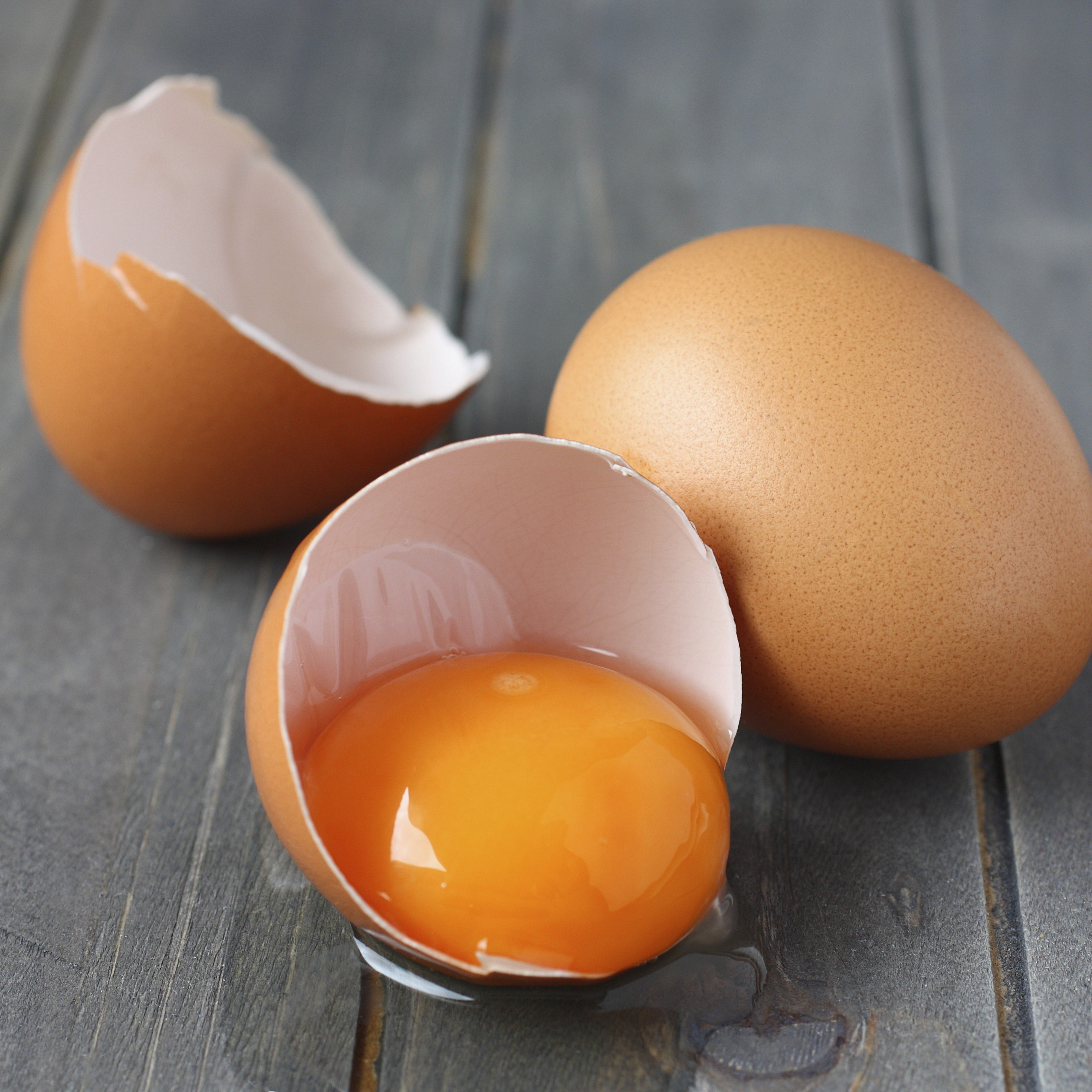 The strongest egg yolk. Сырое яйцо. Разбитое яйцо. Яйцо куриное. Сырое куриное яйцо.