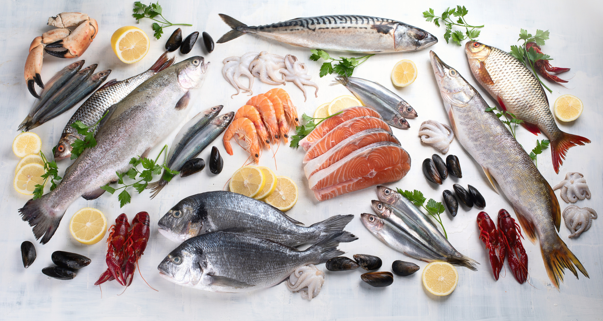 Кровь рыб в питании. Рыба и морепродукты. Рыба в ассортименте. Рыба и рыбные продукты. Ассортимент свежемороженой рыбы.